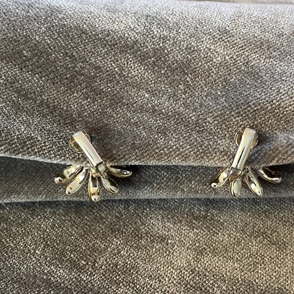 Vintage Kramer Daisy Clip Earrings - Picture 2 of 4